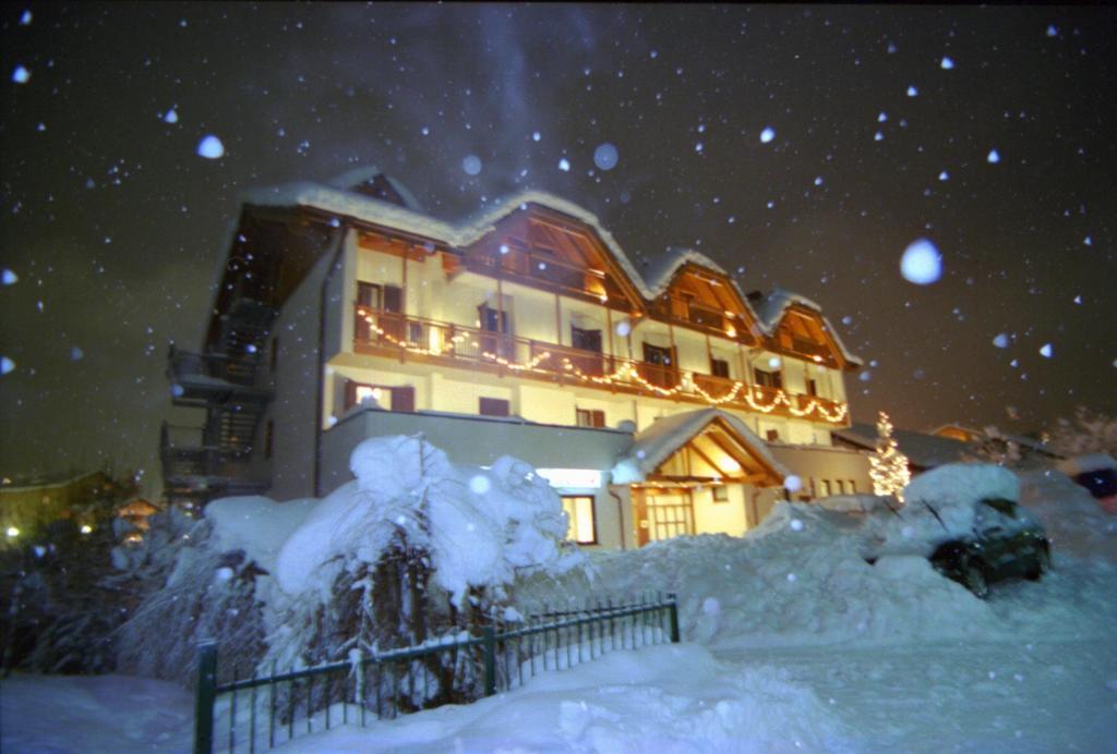Hotel Canada Andalo Exteriér fotografie