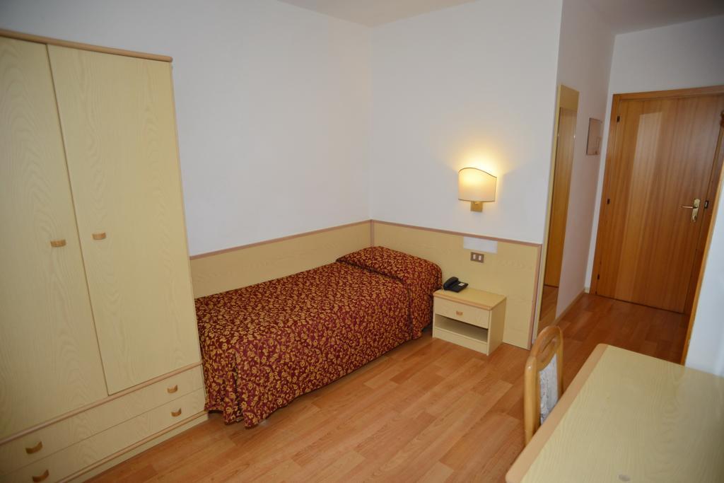 Hotel Canada Andalo Pokoj fotografie